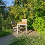 Tisch und 2 Sessel im Garten