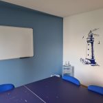 Bildungsraum in blau Wandtatto und Whiteboard
