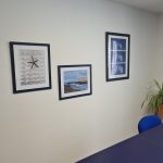 Bildungsraumin blau Bilder an den Wänden
