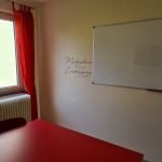Bildungsraum in rot Wandtattoo und Whiteboard